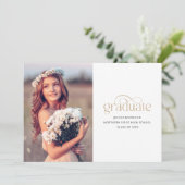 Elegant gouden Afstuderen typografie 2025 Afstuder Kaart (Staand voorkant)