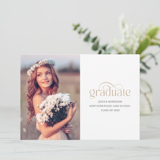 Elegant gouden Afstuderen typografie 2025 Afstuder Kaart (Staand voorkant)