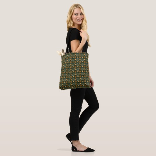 Elegant Gouden Boho Sierpatroon Tote Bag (Op model)