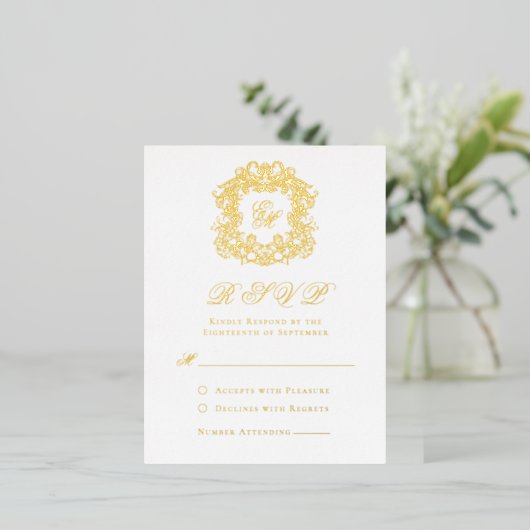 Elegant Gouden Folie Crest Monogram Bruiloft RSVP Folie Uitnodiging Briefkaart (Staand Voorkant)