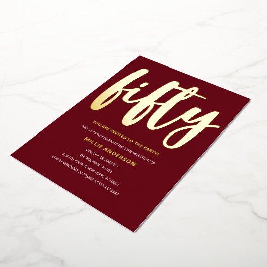 Elegant Gouden Folie en Dieprood 50ste Verjaardags Folie Uitnodiging (Gedraaid)