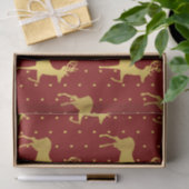 Elegant gouden kersthert op rode stip tissuepapier (Geschenk)