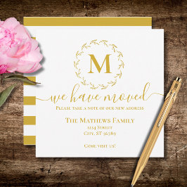 Elegant gouden krans monogram We hebben verplaatst Aankondiging