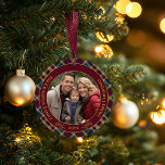 Elegant gouden monogram Plaid - Cranberry Blue Bla Keramisch Ornament<br><div class="desc">Elegant maar rustiek plaid patroon in diep cranberryrood, donkergroen blauwgroen en donkermarineblauw met faux gouddraden als lijst voor uw foto, naam, begroeting en het jaar op de voorkant. Centreer dubbele cirkels en goudkleurige hulst en bessen motief samen met uw unieke boodschap op de rug. Perfect voor cadeaus voor vakantie- en...</div>