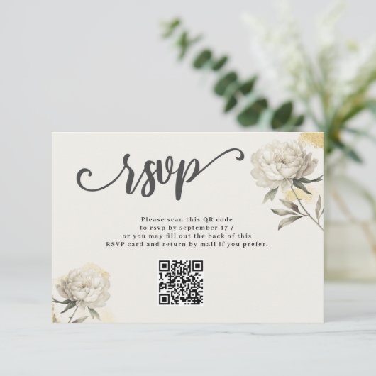 Elegant Gouden Peony QR Code Bruiloft RSVP Kaart (Staand voorkant)