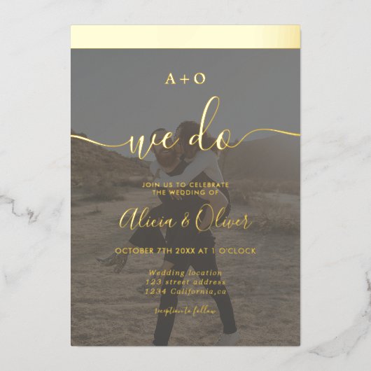 Elegant gouden streep initialen 2 foto's bruiloft folie uitnodiging (Voorkant)