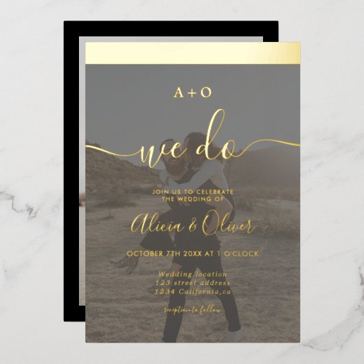 Elegant gouden streep initialen 2 foto's bruiloft folie uitnodiging (Voorkant / Achterkant)