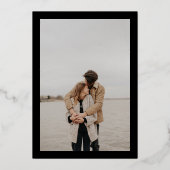 Elegant gouden streep initialen 2 foto's bruiloft folie uitnodiging (Achterkant)