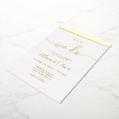 Elegant gouden streep initialen witte foto bruilof folie uitnodiging (Gedraaid)