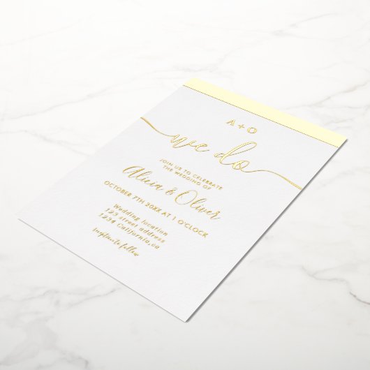 Elegant gouden streep initialen witte foto bruilof folie uitnodiging (Gedraaid)