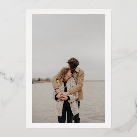 Elegant gouden streep initialen witte foto bruilof folie uitnodiging (Achterkant)