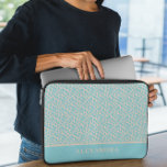 Elegant Green Abstract Laptop Sleeve<br><div class="desc">Elegante groene Abstracte laptophoes. Bescherm uw laptop met deze lichte, blauwgroen en beige abstracte laptophoes. Personaliseer het eenvoudig met uw eigen naam ( of een andere naam) door op de knop "PERSONALISEER DEZE SJABLOON" te klikken. Deze laptophoes is voor degenen die de laptop willen beschermen met een zacht pastelkleurpalet en...</div>