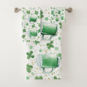 Elegant Green Beer Mugs and Shamrocks White Bad Handdoek (Insitu)