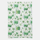 Elegant Green Beer Mugs and Shamrocks White Theedoek (Verticaal)