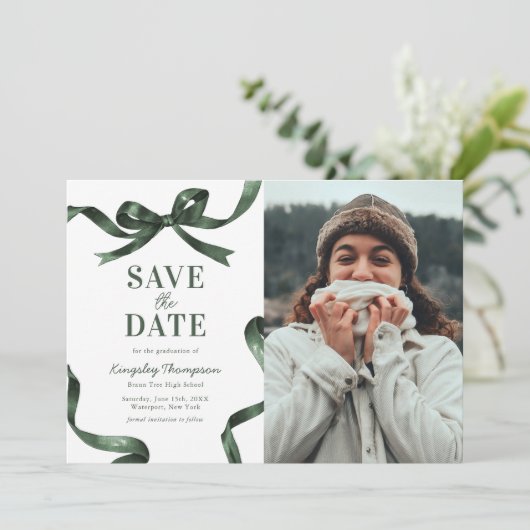 Elegant Green Bow Graduation Save the Date (Staand voorkant)