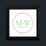 Elegant Green Monogram Wedding Gift Box Cadeaudoosje<br><div class="desc">Elegant Green Monogram met Black Milgrain grens. De gestippelde grens doet denken aan melkgraan, een techniek die de juwelen in detail behandelt en die vaak wordt gebruikt voor verloving- en trouwringen. De grens van de milgraan voegt zowel een moderne als elegante stijl aan deze monogrammed doos van het keepjescadeau toe....</div>