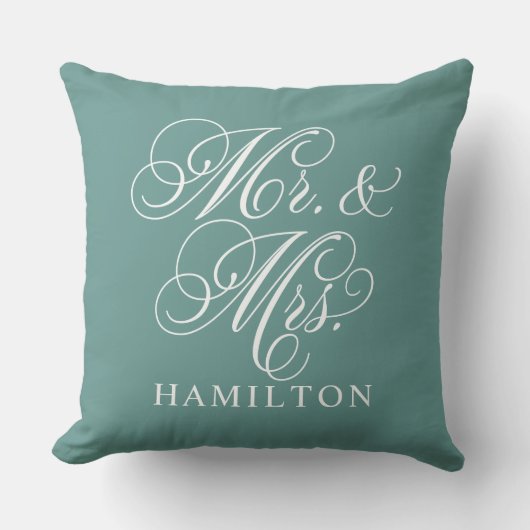 Elegant Green Mr en Mrs Script Custom Monogram Kussen (Voorkant)