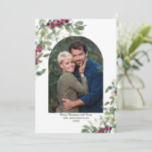 Elegant Greenery Berries Arch kerstfoto Feestdagenkaart (Staand voorkant)