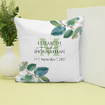 Elegant Greenery Monogram Wedding Kussen<br><div class="desc">Vier liefde en eeuwige herinneringen met ons betoverende Green Leaf Waterverf bruiloft Sierkussen. Dit prachtige kussen, versierd met een boeiend groen blad waterverf thema, is gepersonaliseerd met de namen en monogram van het paar, elegant omlijst door hun gekoesterde trouwdatum in het centrum. Het is het perfecte cadeau voor pasgetrouwden, het...</div>