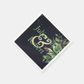 Elegant greenery over zwarte luiers servet (Hoek)