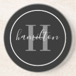 Elegant Grey Black Round Custom Monogram Initiaal Zandsteen Onderzetter<br><div class="desc">Het Elegant ronde gepersonaliseerde ontwerp van het onderzetter van de drink van de drank kenmerkt een klassiek initiaal van de douanesusserif in pewter grijs met uw achternaam/achternaam in modern wit calligrafiemanuscript tegen een zwarte achtergrond. Een eenvoudige witte cirkel lijst het ontwerp. Het kleurenschema kan worden aangepast om perfect met uw...</div>