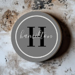 Elegant Grey Black Round Custom Monogram Initiaal Zandsteen Onderzetter<br><div class="desc">Het Elegant ronde gepersonaliseerde ontwerp van het onderzetter van de drink van de drank kenmerkt een klassiek initiaal van de douanesusserif zwart met uw familienaam/familienaam in modern wit kalligrafiekmanuscript tegen een donkerbruine achtergrond. Een eenvoudige witte cirkel lijst het ontwerp. Het kleurenschema kan worden aangepast om perfect met uw huisdecor te...</div>