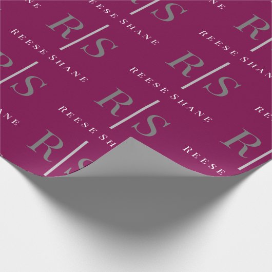 Elegant Grey Monogram & White Name, Maroon Cadeaupapier (Hoek)