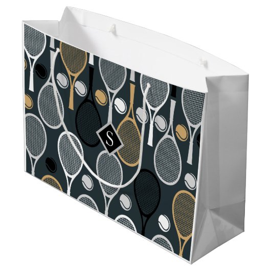 Elegant Grey Tennis Racket Ball Pattern & Initiaal Groot Cadeauzakje (Achterkant Gekanteld)