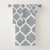 Elegant Grey White Moroccan Quatrefoil Pattern Bad Handdoek (Insitu)