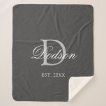 Elegant Grey White Pas getrouwd, vaste jaarnaam Sherpa Deken<br><div class="desc">Elegant Grey White Pas getrouwd Vast jaarnaam Sherpa BlanketOntworpen met aanpasbare donkergrijze achtergrond en licht grijs monogram initiaal op het centrum. Gepersonaliseerd met de achternaam van het paar in het klastige witte schrijven van het calligrafiekmanuscript en het gevestigde jaar is op lager voorcentrum. Het maakt een geweldig idee van huishouden...</div>