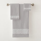 Elegant Grieks patroon op Light Silver Grey Bad Handdoek (Insitu)