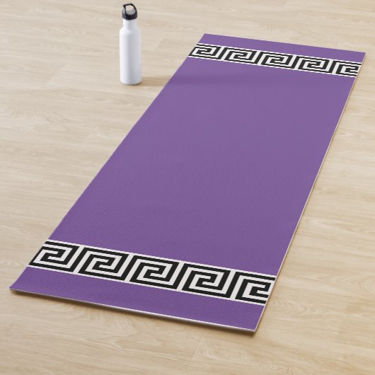 Elegant Grieks Patroon op Paars Yogamat (In situ)