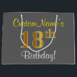 Elegant, grijs, Faux Gold 18th Birthday   naam Large Cadeautasje<br><div class="desc">Dit eenvoudige, elegante verjaardagscadeauzakontwerp heeft een gepersonaliseerde boodschap zoals "CustomName’s 18th Birthday!" (met de "18th" met een faux/imitation gold-like kleurlook) op een grijze gekleurde achtergrond. De naam is in tekst die lijkt op een script, geel gekleurd is en kan worden aangepast. Een gepersonaliseerde verjaardagscadeauzak als deze kan misschien worden gebruikt...</div>