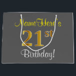 Elegant, grijs, Faux Gold 21st Birthday   naam Groot Cadeauzakje<br><div class="desc">Dit eenvoudige, elegante verjaardagsgeschenktasontwerp heeft een gepersonaliseerde boodschap zoals "NameHere’s 21st Birthday!" (met de "21st" met een faux/imitation gold-like kleurlook) op een grijze achtergrond. De naam is geschreven in geelgekleurde tekst en kan worden aangepast. Een gepersonaliseerde verjaardagscadeauzak als deze kan misschien worden gebruikt bij het geven van een cadeau of...</div>