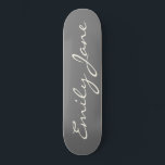 Elegant grijs handgeschreven scriptnaam Aangepast Persoonlijk Skateboard<br><div class="desc">Dit aangepaste skateboard bevat jouw naam in een mooi handgeschreven script dat op een stijlvolle,  grijze achtergrond van houtskool staat. Geweldig cadeauidee.</div>