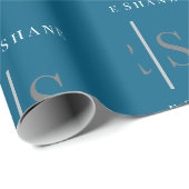 Elegant grijs monogram & witte naam, blauw cadeaupapier (Rol Hoek)