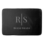 Elegant grijs monogram & witte naam, zwart badmat (Voorkant)