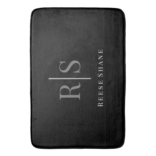 Elegant grijs monogram & witte naam, zwart badmat (Voorkant Verticaal)