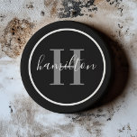 Elegant Grijs Zwart Rond Monogram Donker Zandsteen Onderzetter<br><div class="desc">Een elegante zandsteen onderzetter met een grijze serif initiaal en een aangepaste familienaam in script, omlijst door een cirkel op een dramatische zwarte achtergrond. Het donkere palet met verfijnde grijze typografie creëert een krachtig, mannelijk accent voor een thuisbar of studeerkamer. Een opvallend gepersonaliseerd geschenk voor bruidsjonkers, Vaderdag of huisfeestjes. Alle...</div>
