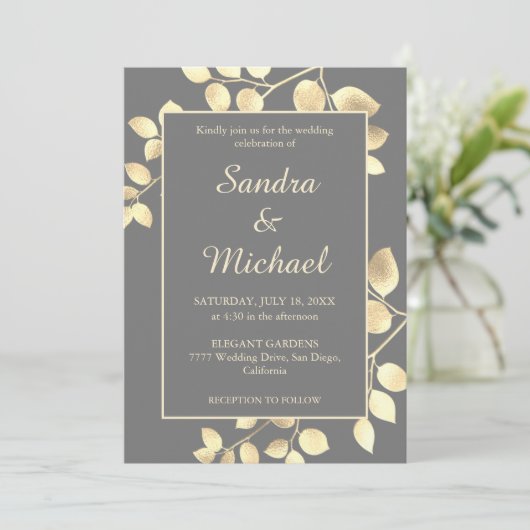 Elegant grijze gouden bladeren trouwuitnodiging kaart (Staand voorkant)