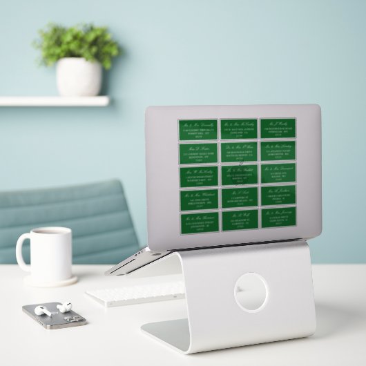 Elegant groen en wit bruiloft individueel adres sticker (Laptop op bureau)
