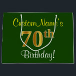 Elegant, groen, Faux Gold 70th Birthday   naam Large Cadeautasje<br><div class="desc">Dit eenvoudige, elegante verjaardagsgeschenktasontwerp heeft een gepersonaliseerde boodschap zoals "CustomName’s 70th Birthday!" (met de "70th" met een faux/imitation gold-like kleurlook) op een groen gekleurde achtergrond. De naam is in tekst die lijkt op een script, geel gekleurd is en kan worden aangepast. Een gepersonaliseerde verjaardagscadeauzak als deze kan misschien gebruikt worden...</div>