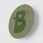 Elegant Groen Monogram Initiaal Letter Ronde Klok (Hoek)