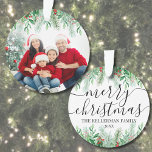 Elegant groen Vrolijk kerstfeest Familiefoto Ornament<br><div class="desc">Gepersonaliseerde naam Elegant groen Vrolijk kerstscript Familiefoto Custom Ornament Dated. Creëer een gepersonaliseerde vakantie aandenken met deze elegante kerst ornament, met een grote familie foto omlijst door weelderige botanische groen. De top toont een naadloze witte helling die zich mengt in dennentakken, groenblijvende bladeren en rode hulstbessen, en biedt een feestelijke...</div>