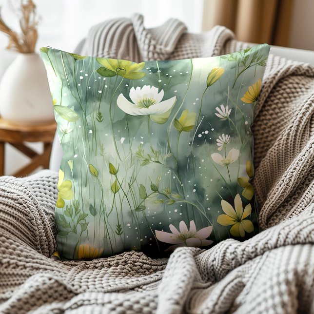 Elegant Groen Wit Geel Bloemen Botanisch Kussen (Yellow and white flowers on emerald and muted green decorator pillow)