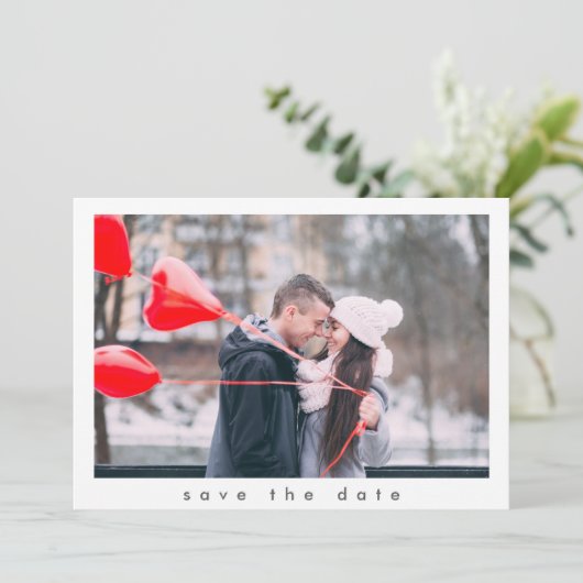 Elegant handgeschreven script twee foto bruiloft save the date (Staand voorkant)