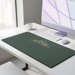 Elegant Handtekening Script Monogram Groen Bureaumat<br><div class="desc">Desk Mat beschikt over lettertype duo van moderne kalligrafie en elegant serif lettertype.</div>