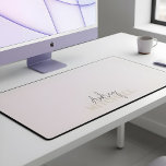Elegant Handtekening Script Monogram Roze Bureaumat<br><div class="desc">Ervaar het toppunt van persoonlijke elegantie met onze op maat gemaakte bureaumat, op maat gemaakt voor het veeleisende individu. Ontworpen met een minimalistische ethos, belichaamt deze mat verfijnde verfijning, moeiteloos elke werkruimte verheffen. In de kern wordt het oppervlak gesierd met uw voornaam in een scripthandtekeningstijl, die naadloos is gekoppeld aan...</div>