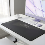 Elegant Handtekening Script Monogram Zwart Bureaumat<br><div class="desc">Desk Mat beschikt over lettertype duo van moderne kalligrafie en elegant serif lettertype.</div>