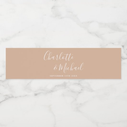 Elegant Handtekening Script Tan Taupe Bruiloft Waterfles Etiket (Enkel label)